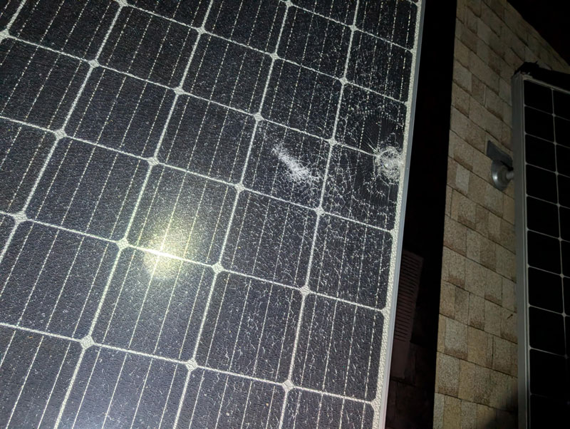 Tấm pin năng lượng mặt. trời bị vỡ dẫn đến quạt không hoạt động được